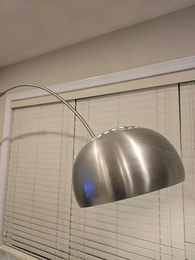 floor lamp in Indoor Lighting & Fans in Markham / York Region - Image 4