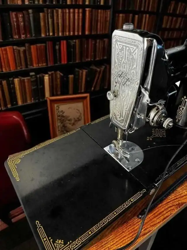 singer featherweight sewing machine 221 in Hobbies & Crafts in Saskatoon - Image 7