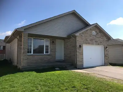 3 bedrooms available on Thurman Circle 5 minutes walk to Fanshawe main campus. Fanshawe Student Rent...