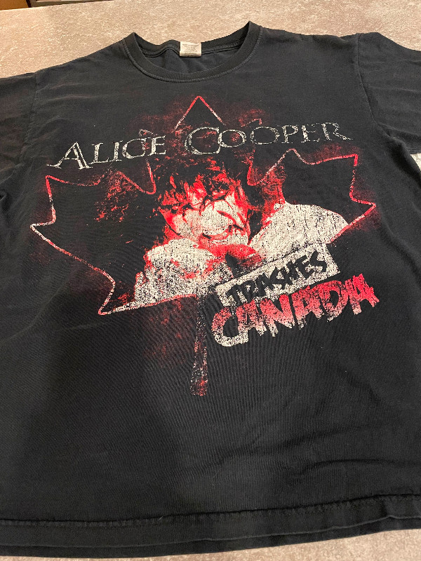 Alice cooper tshirt concert tour Lrg in Men's in North Bay