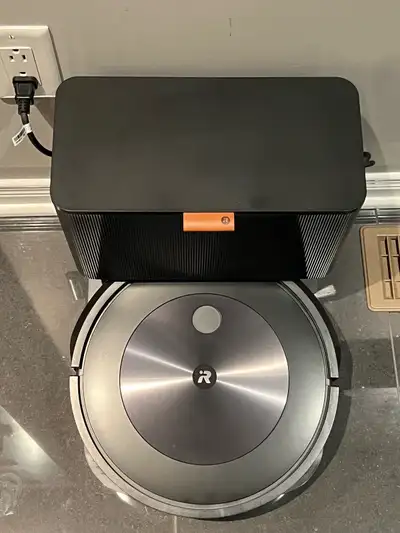 Aspirateur iRobot avec base de vidage - nous en avons un total de 3 à vendre. Ils sont très bien ent...