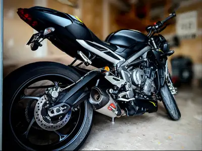 Beautiful, powerful and graceful 2021 Street Triple RS with 8000 KMS Tasteful mods; - Yoshimura AT2...