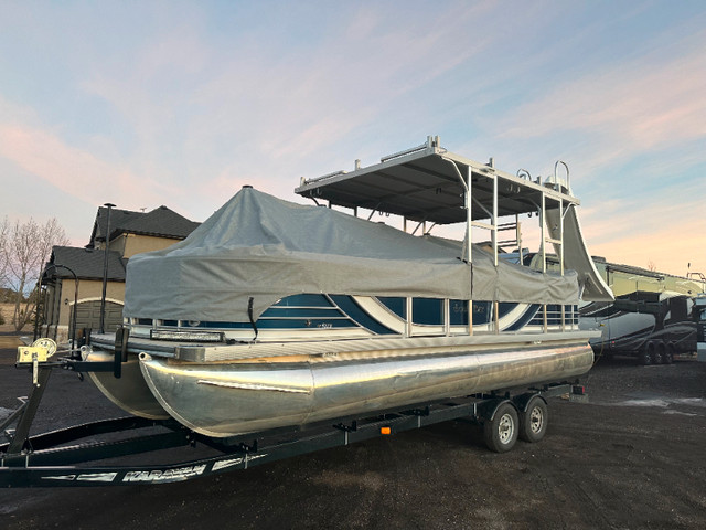 Pontoon with Upper Deck, Slide, Fridge, Sink, Bar, and More! in Powerboats & Motorboats in Calgary - Image 3
