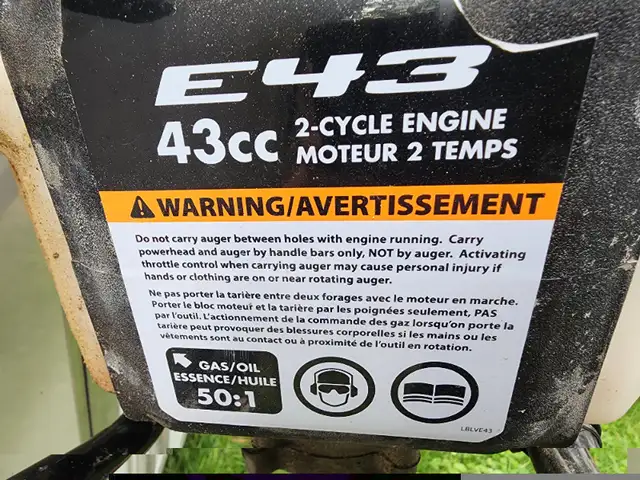 Earthquake Viper E43 Post Hole Digger Gas 43cc 2-Cycle Engine in Outdoor Tools & Storage in Windsor Region - Image 8