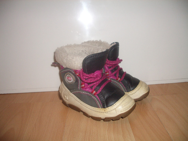 boots --- OLANG -- bottes d'hiver -- size 25-26 EU / 8-9 US kids dans Vêtements - 3T  à Ville de Montréal