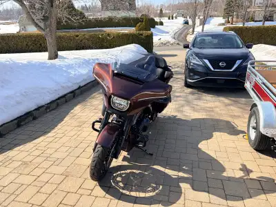 CVO Street Glide 2024 avec King Tour Pack détachable, moteur 121 pc, couleur Copper Head. Voici la l...