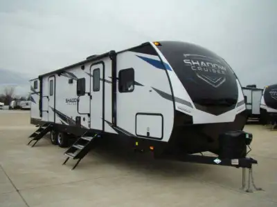 Shadow Cruiser 325BHS. Original owner, used very few times in Like-New conditions. King Bed in maste...