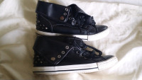 Like new size 7 sneakers