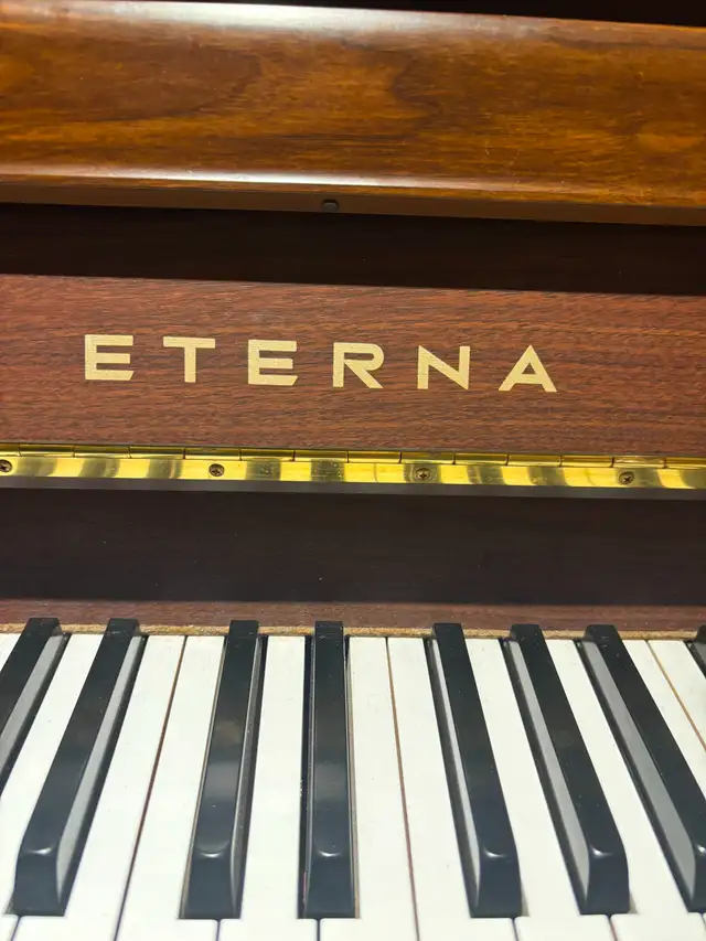 Piano Yamaha Eterna in Pianos & Keyboards in City of Montréal - Image 4