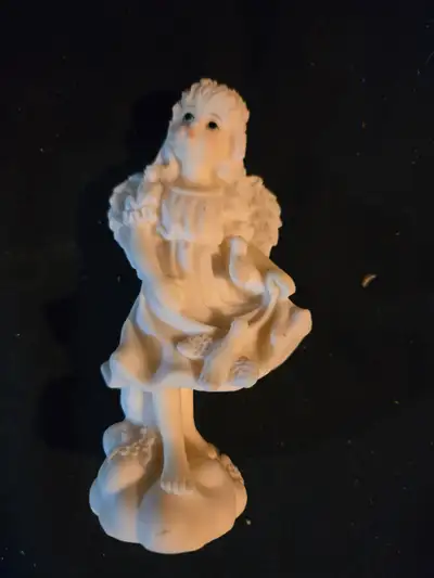 Free figurine - girl in a dress with a bird