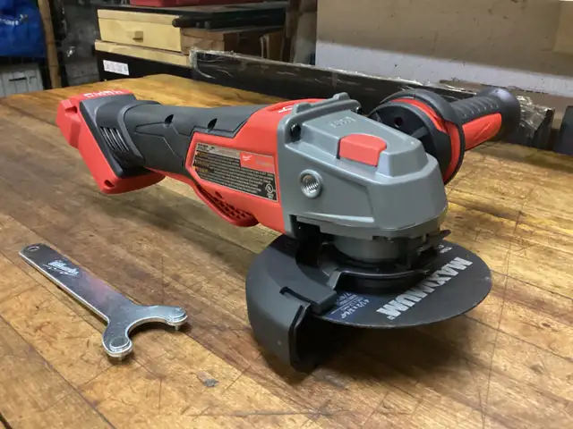 MILWAUKEE M18 FUEL BRUSHLESS RAPID STOP 4 1/2”-5” PADDLE GRINDER in Power Tools in Barrie - Image 10