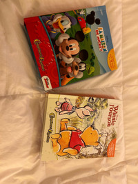 2 Livres Comptines et Figurines Winnie l’ourson et Mickey Mouse