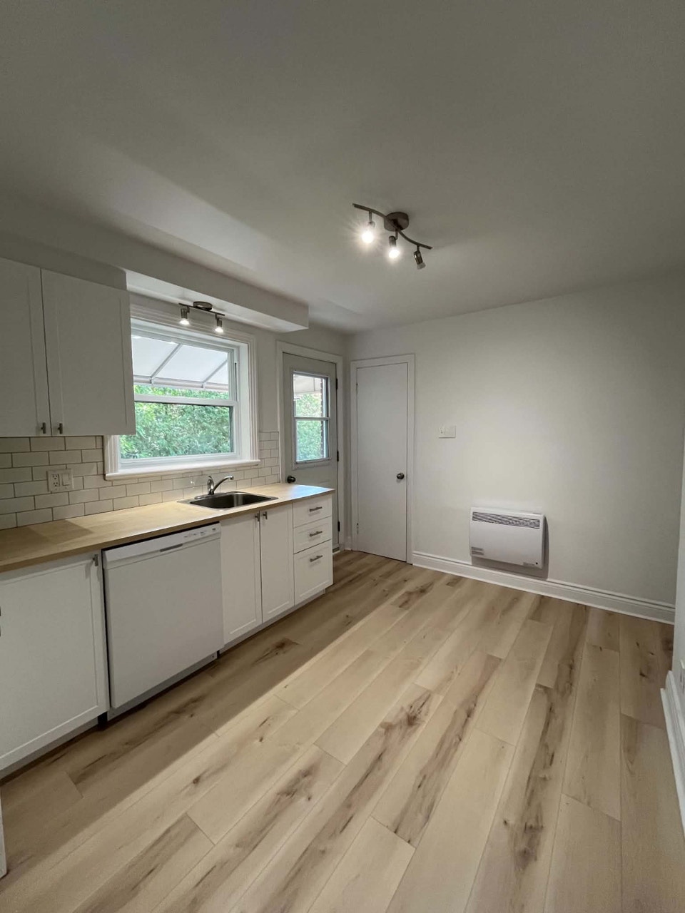 4 1/2 entièrement rénové et très ensoleillé, Vieux Longueuil 2