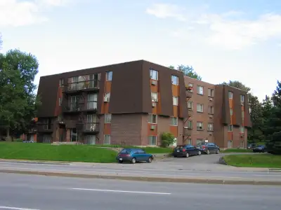 Grand 4 1/2 Rénové sur le Boulevard Saint-Martin Est, Duvernay
