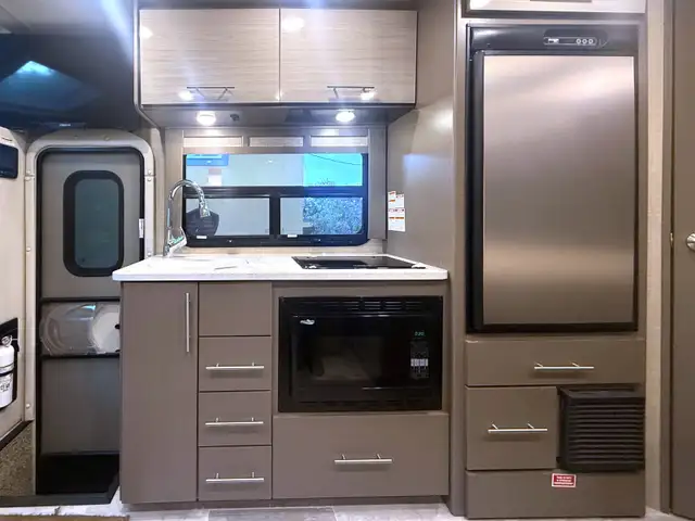 LIKE NEW - 2021 MOTOR HOME FOR SALE in RVs & Motorhomes in Kamloops - Image 16