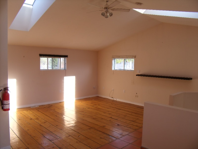 THOROLD CALIFORNIA STYLE 2 BEDROOM DIRECT BUS TO BROCK IN FRONT Long