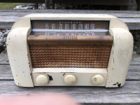 Vintage RCA VICTOR AM Short Wave Radio for parts or restoration 
