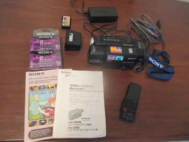 SONY Video 8xR CCD-TR67 Handycam Video Camera Recorder in Cameras & Camcorders in Chatham-Kent - Image 2