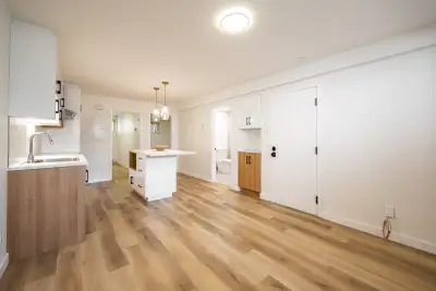 English Follow Superbe appartement 4 ½ luxueux, entièrement rénové de A à Z en 2025. Cette unité mod...