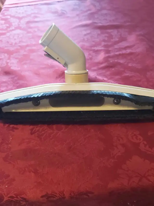 ELECTROLUX VACUUM CLEANER 2000 MODEL WITH A 2 YEAR WARRANTY  in Vacuums in Moncton - Image 3