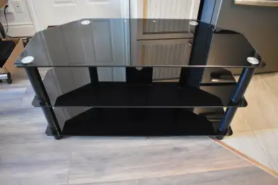 Table de TV en verre noir – à Mont Tremblant Dimensions : Longueur : 105,5 cm (41,5 pouces) Profonde...
