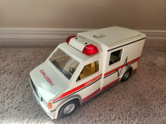 PLAYMOBIL AMBULANCE SET  4221 in Toys & Games in Calgary - Image 3