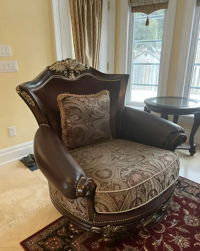 Elegant Vintage Living Room Set – Sofa, Loveseat, Armchair in Couches & Futons in Markham / York Region - Image 3