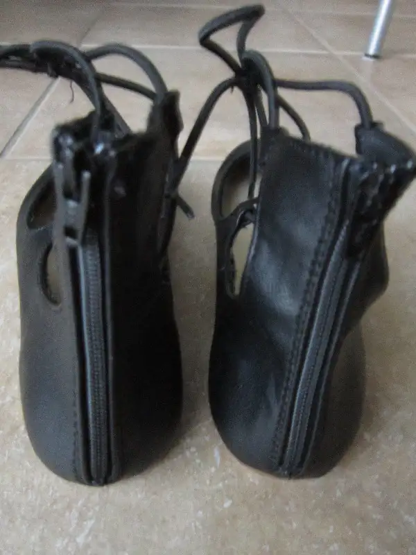 Gap Size 1 Shoes in Other in Guelph - Image 4