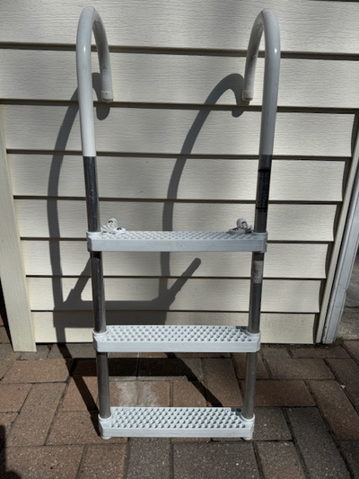 Boat boarding ladder 3 step collapsible boarding ladder in good condition Measurements as in picture...