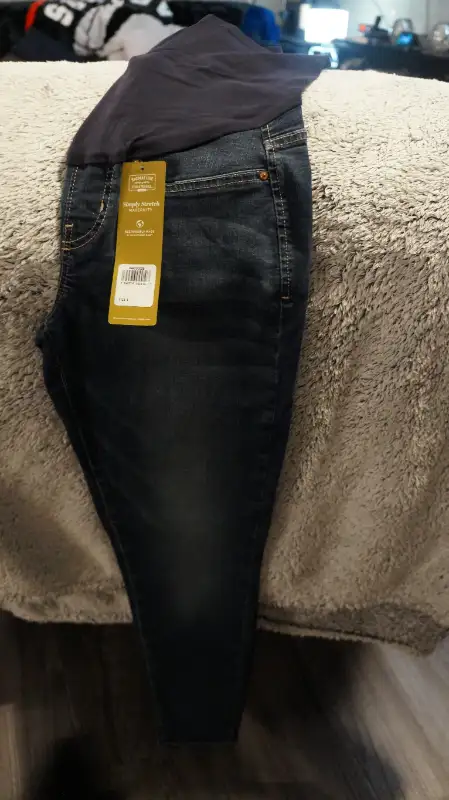 LEVI'S MATERNITY JEANS in Other in Norfolk County - Image 2