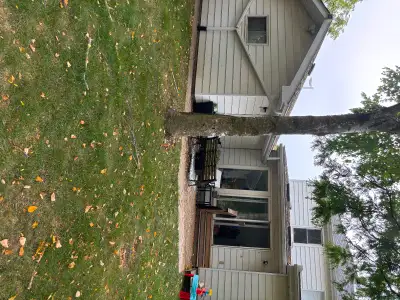 2 bedroom unit available in Alliston. Main floor kitchen and sunroom, bedrooms and washroom downstai...