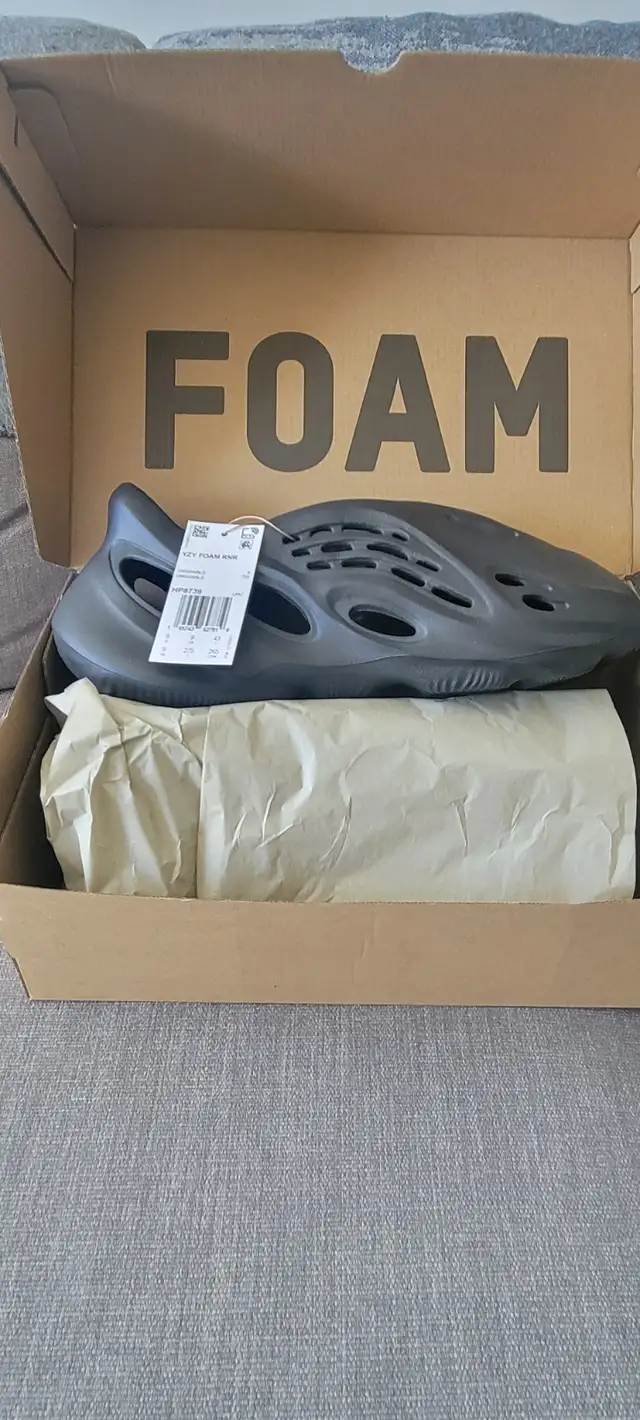 2024 Yeezy Foam Runner Size 9 Onyx.  BNIB in Men's Shoes in Mississauga / Peel Region - Image 2