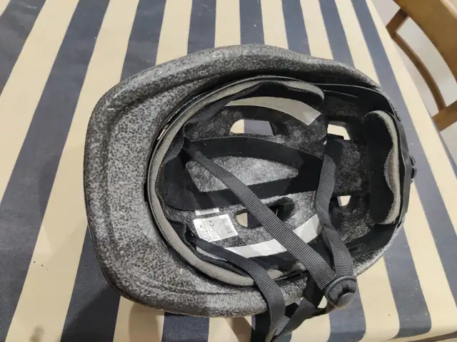 Casque de vélo in Clothing, Shoes & Accessories in City of Montréal - Image 4