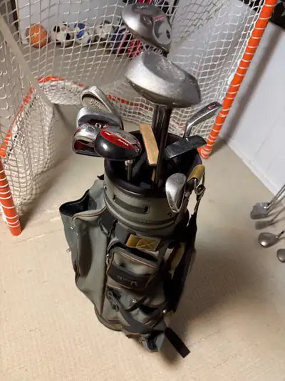 men’s right handed golf clubs and bag , Voir plus