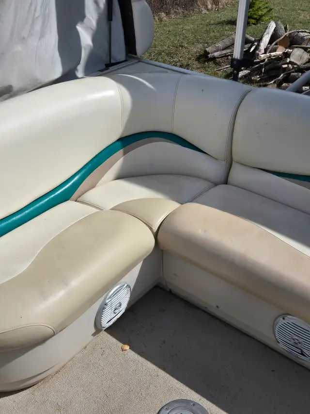 2012 21 ft Pontoon boat. Fishing barge with 60hp motor big foot. in Powerboats & Motorboats in Regina - Image 5