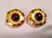 Vintage Round Clip Earrings with Tort Cabachon