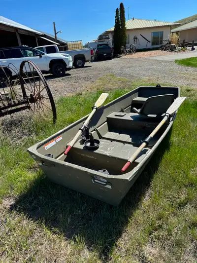Lowe 1032 fishing boat comes with seat, swivel, two 10 pound mushroom anchors, oars, and 3 holders ....