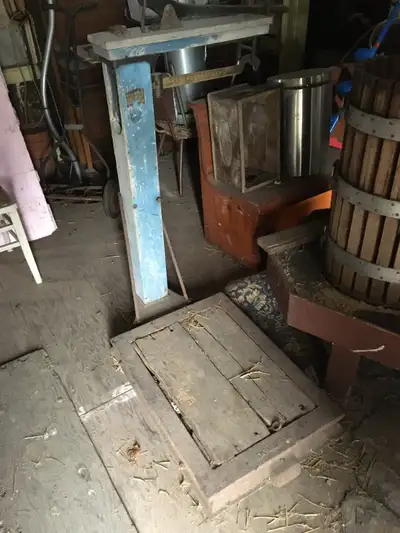 VINTAGE DOMINION FARM SCALE...THIS PARTICULAR SCALE WAS USED AT THE TIP TOP CANNERS FACTORY IN OTTER...