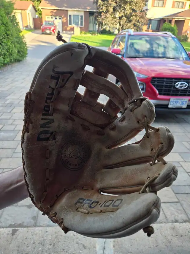 Vintage SPALDING PFO 100 Baseball Glove in Baseball & Softball in Ottawa - Image 2