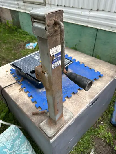 3000 Lb lift 5000 lb stand Works good Obo Check out my other ads for more great deals