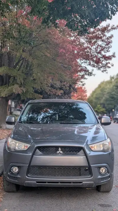 Selling 2012 Mitsubishi RVR Currently registered in QC. Recently installed new starter, brakes, oil...