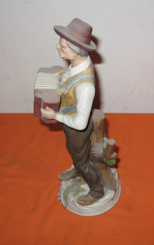 Accordion Player Statue -Austria / Bavarian - Great Condition - in Pianos & Keyboards in Edmonton - Image 3