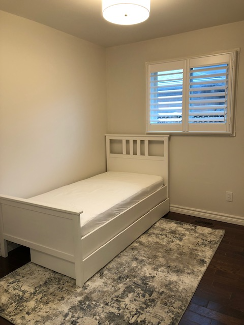 Room for rent in house Bowmanville