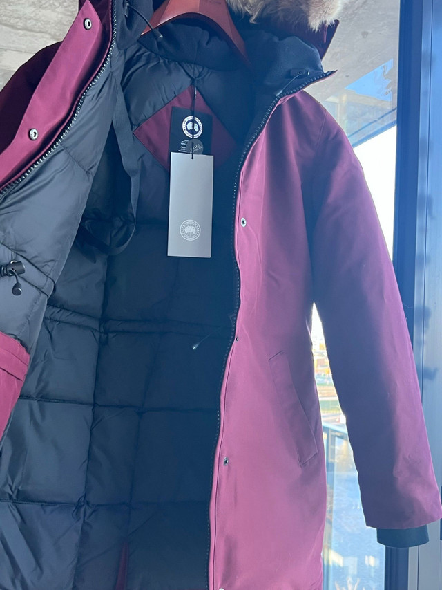 Manteau Canada Goose totalement NEUF! dans Femmes - Hauts et vêtements d'extérieur  à Ville de Montréal - Image 2
