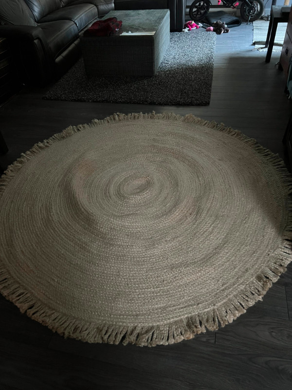 Large cute white rug for sale! in Home Décor & Accents in Abbotsford - Image 3