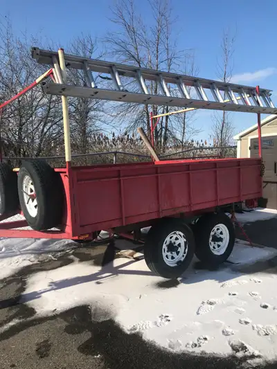 Traileur en métal à vendre d'une grandeur de 10 X 8. Compris de 2 essieux, frein électrique, avec 2...