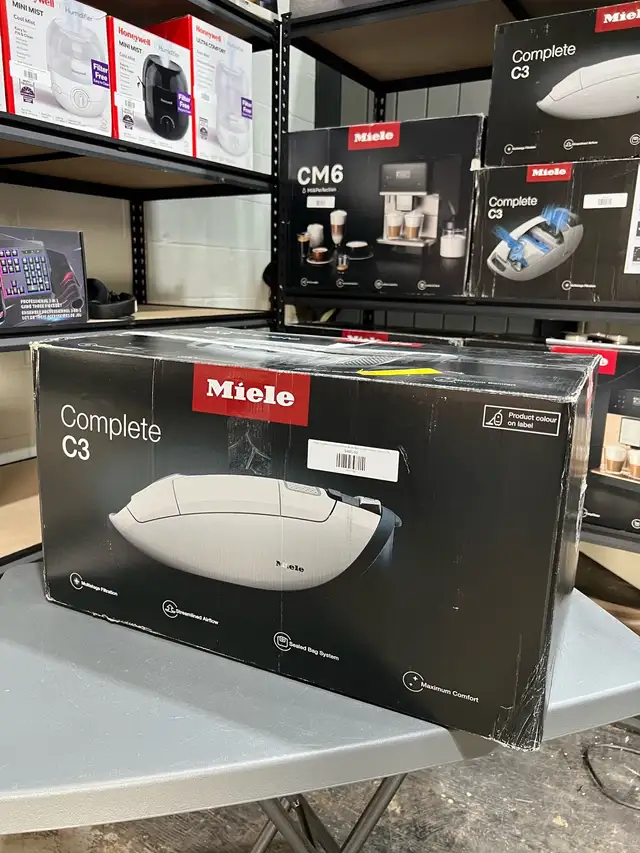Miele Complete C3 Limited Edition Multi-Floor Vacuum in Vacuums in Oakville / Halton Region - Image 4