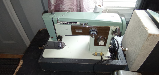 Sewing machine in Hobbies & Crafts in Ottawa