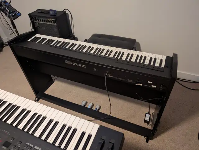 ROLAND F140r Electric Piano