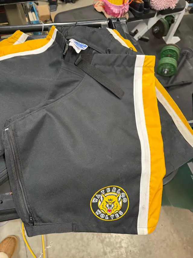 Waterloo wolves Hockey pant shell in Hockey in Kitchener / Waterloo - Image 5